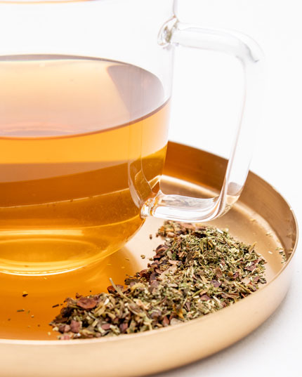 Den Teebeutel mit kochendem Wasser &uuml;bergie&szlig;en