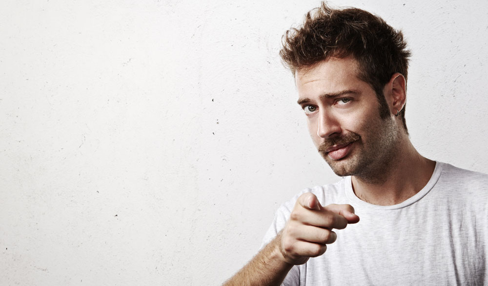 Zeichen setzten mit Schnurrbart Zeichen setzten mit Schnurrbart